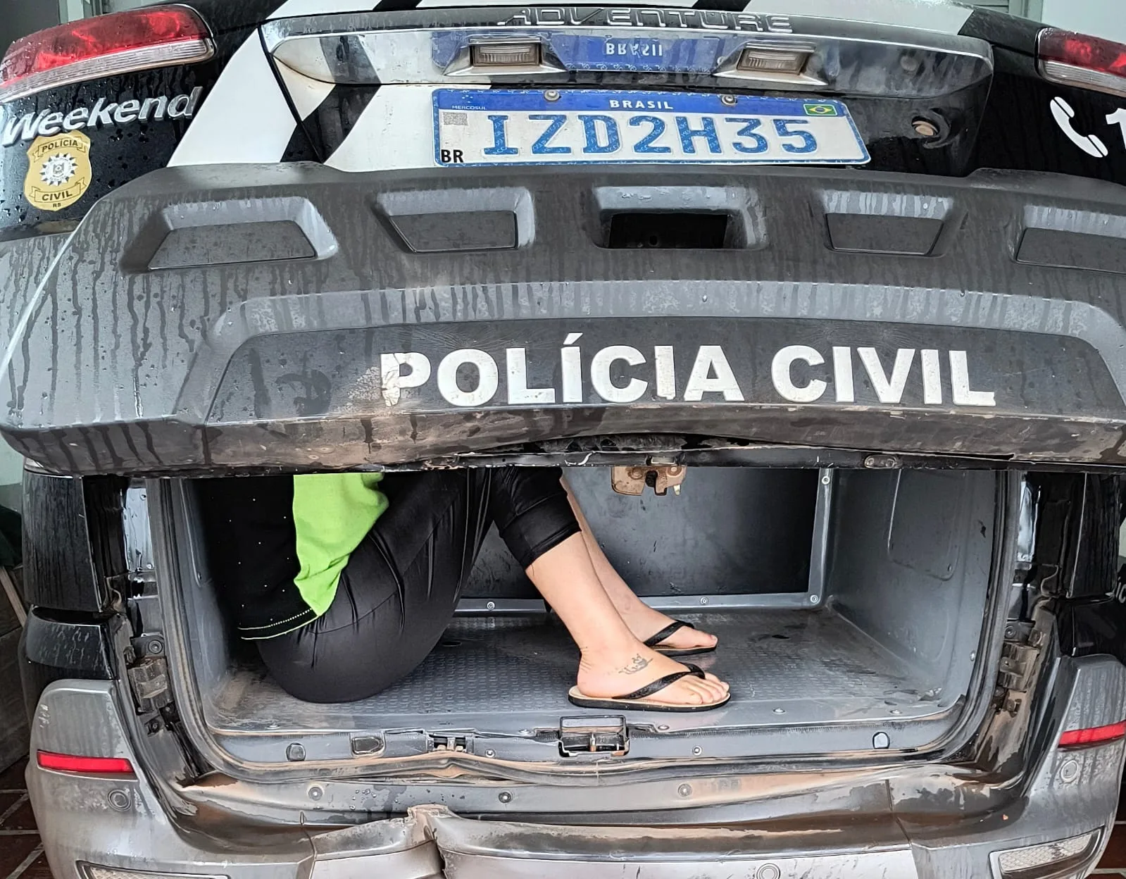 Polícia Civil de São Marcos prende dois foragidos da Justiça no bairro Polo