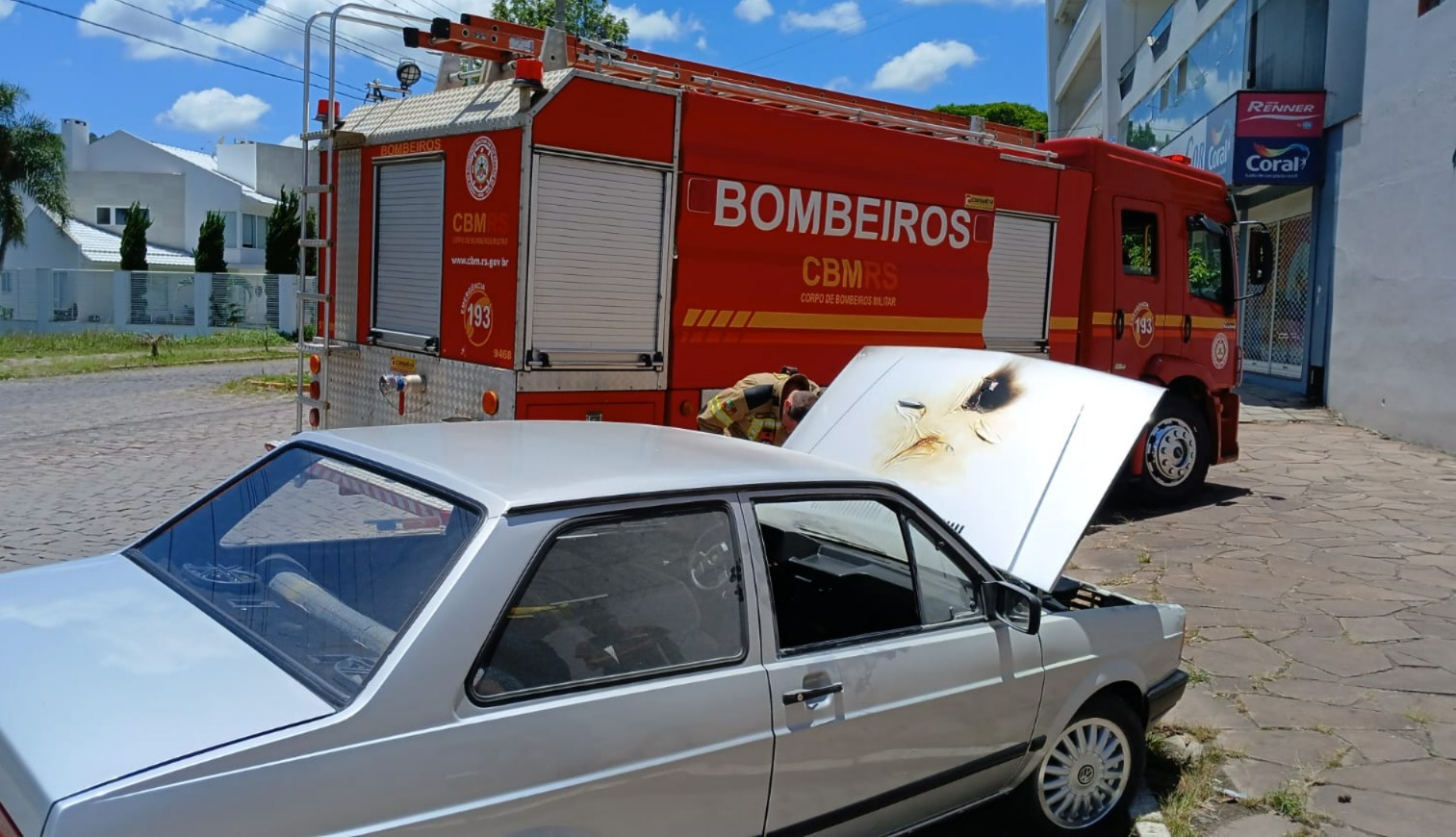 Incêndio em veículo é controlado por populares e bombeiros no Centro de São Marcos
