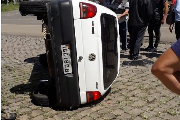Carro tombou na BR 116 esta manhã
