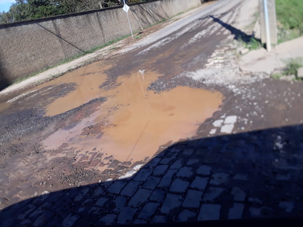 Morador denuncia vazamento de água em via pública