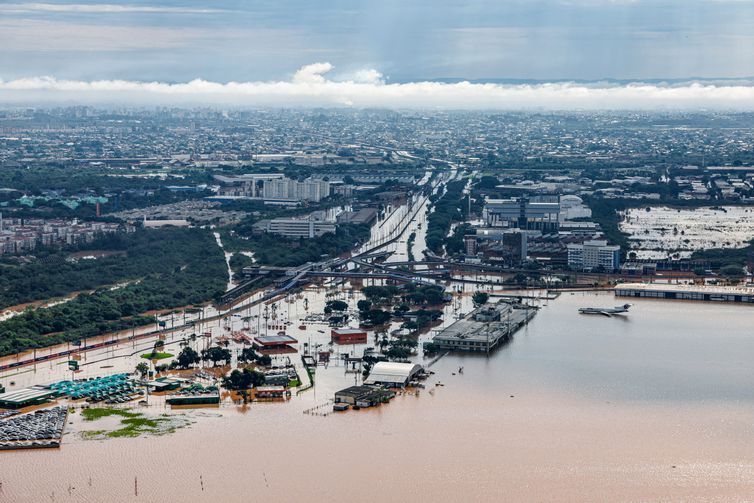 Lula garante verba para reconstrução de estradas no Rio Grande do Sul
