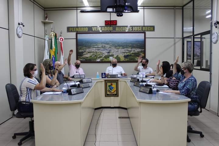 Novo Código de Posturas proíbe queima de fogos e atuação de ambulantes na praça