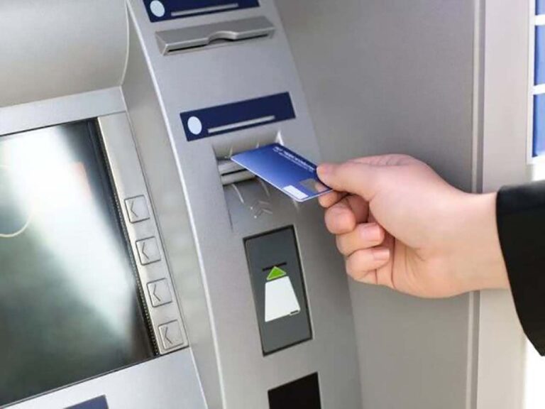 Bancos abrem de manhã na véspera do Natal