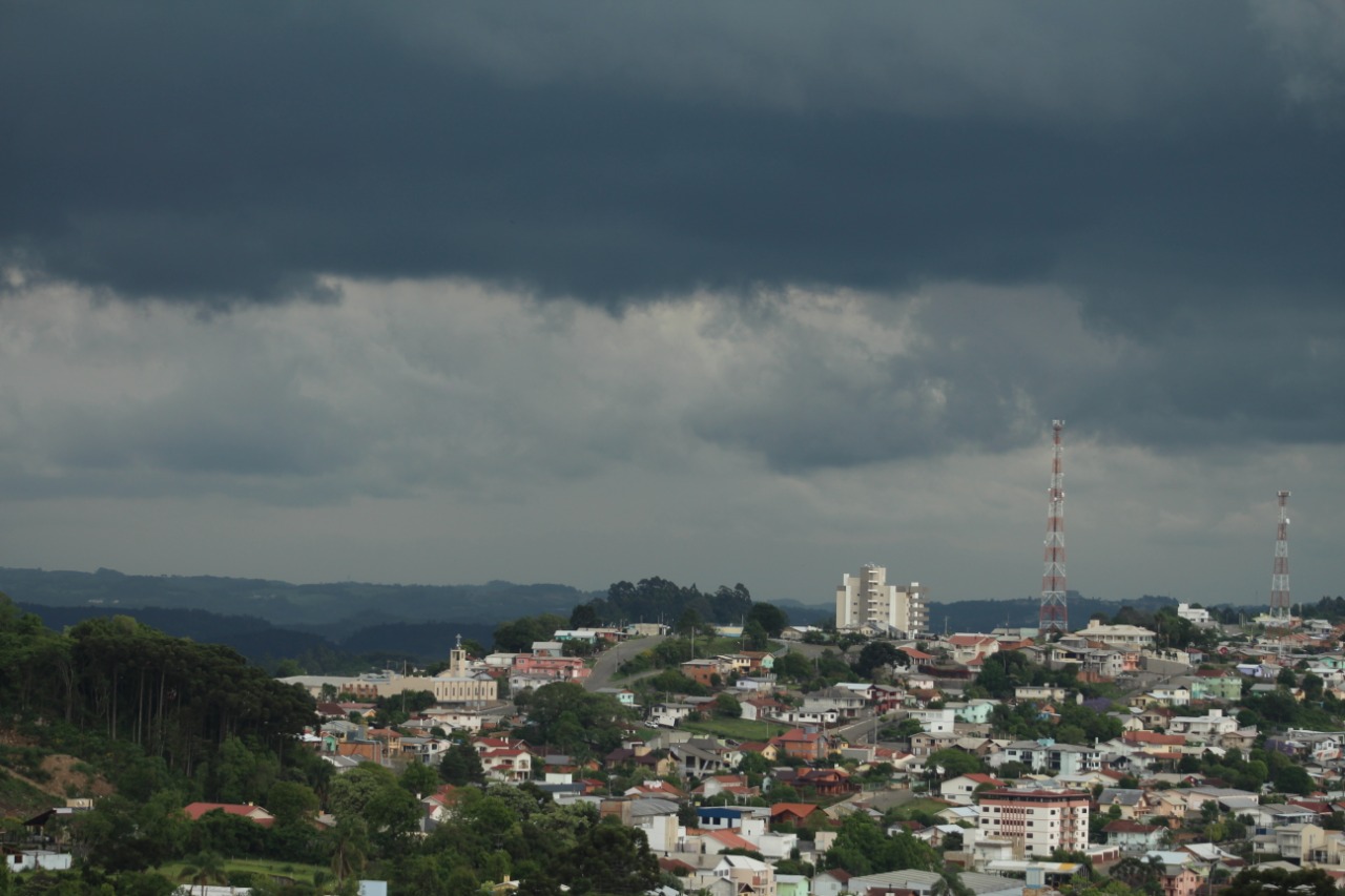 Chuva deve chegar até o fim desta quarta-feira na Serra
