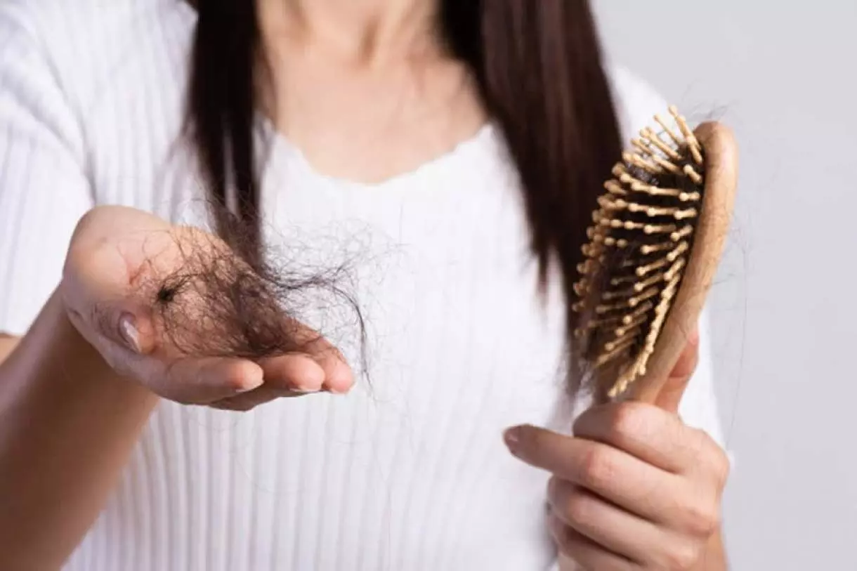 Entenda os principais motivos por trás da queda repentina de cabelo