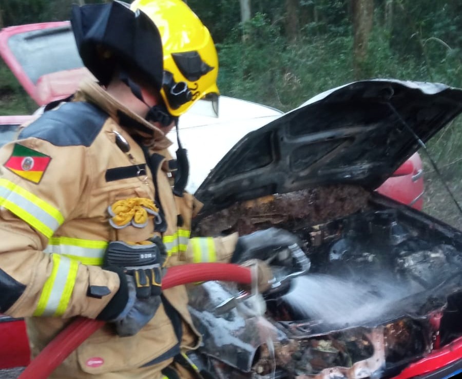 Bombeiros atenderam incêndio em veículo no fim da tarde desta segunda-feira em São Marcos