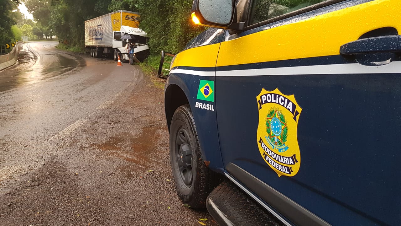 Caminhão saiu da pista e chocou-se contra o barranco na ponte do Rio São Marcos