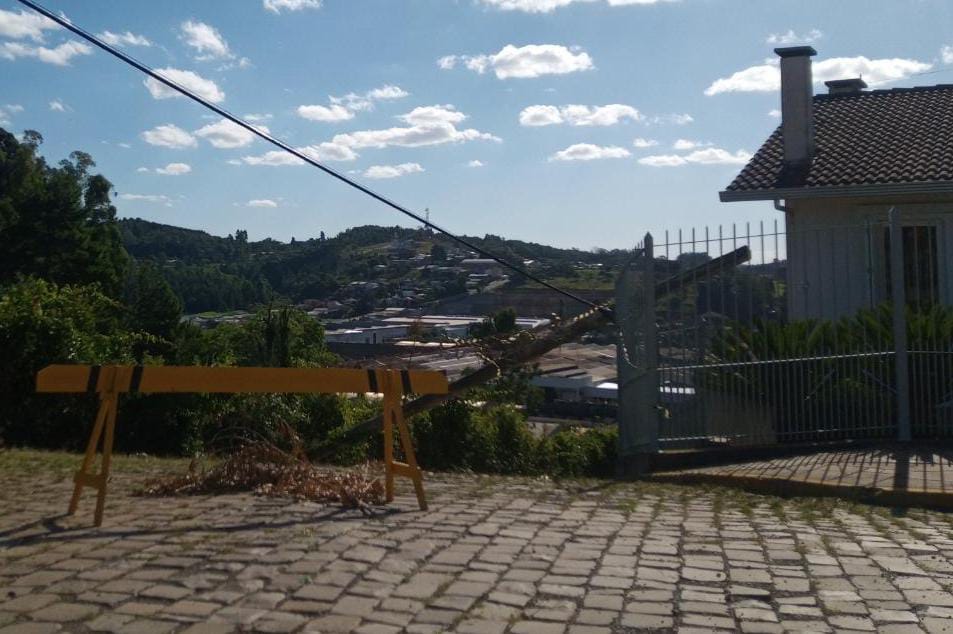 Poste caído há 10 dias deixa trânsito interrompido e indigna moradora do Industrial