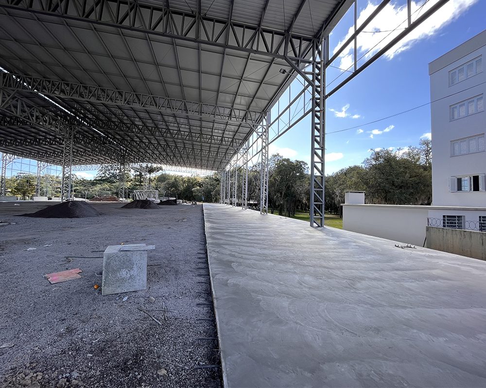 Inicia a construção do piso no Centro de Eventos João Fontana