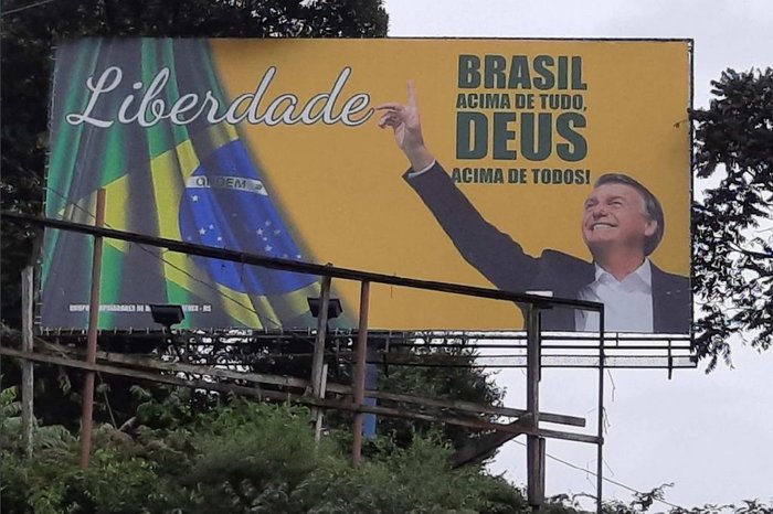 Após pedido do Ministério Público, outdoor com propaganda antecipada é retirado em Bento Gonçalves