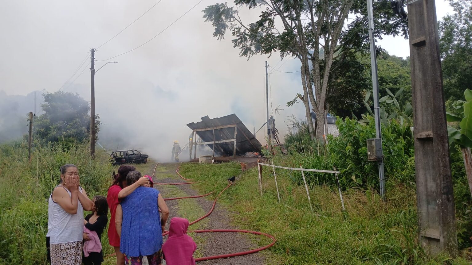 Família de São Marcos busca apoio para reconstruir casa após incêndio