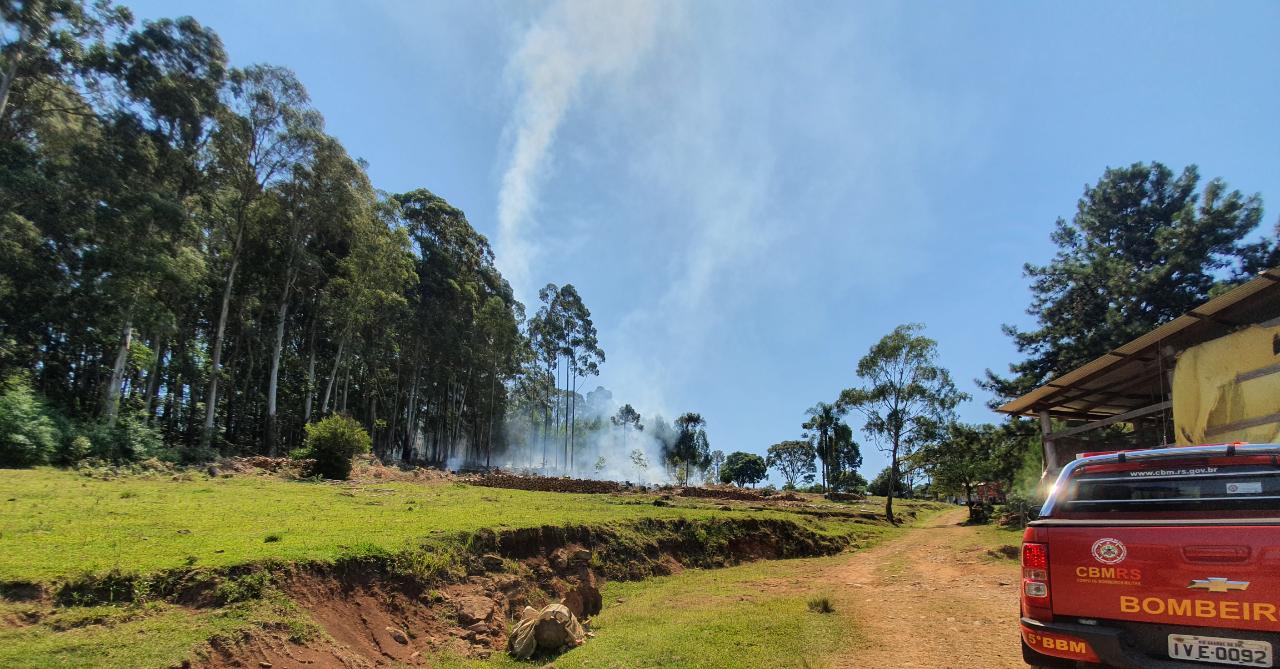 Bombeiros realizaram novo combate a incêndio em vegetação esta tarde