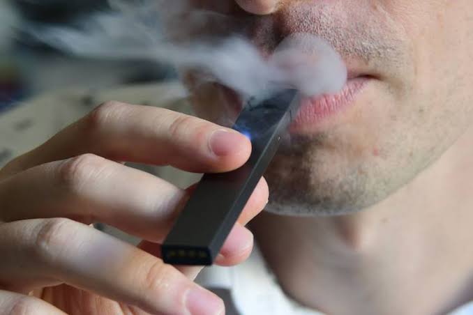 Venda proibida: especialistas alertam sobre os perigos do uso de cigarros eletrônicos