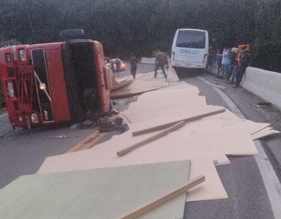 Carreta tomba e parte da carga atinge micro-ônibus na ERS-122 em Flores da Cunha
