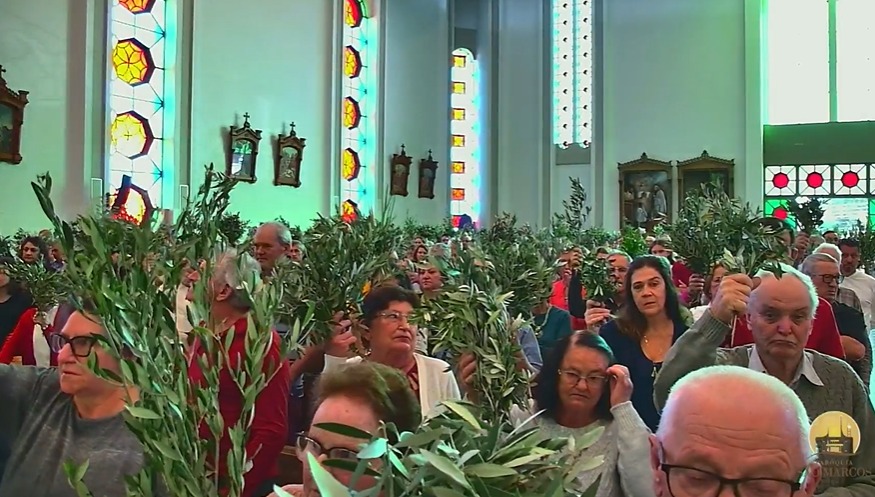 Centenas de fiéis se reuniram para as missas do Domingo de Ramos em São Marcos
