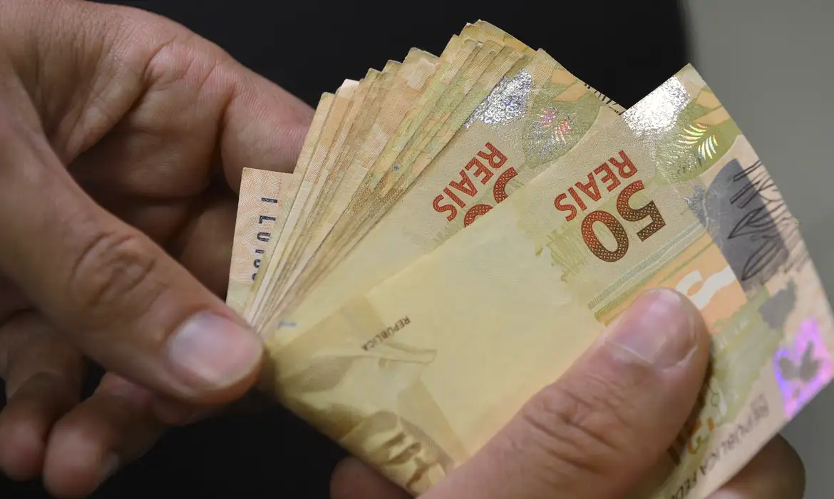 Receita paga hoje terceiro lote de restituição do Imposto de Renda