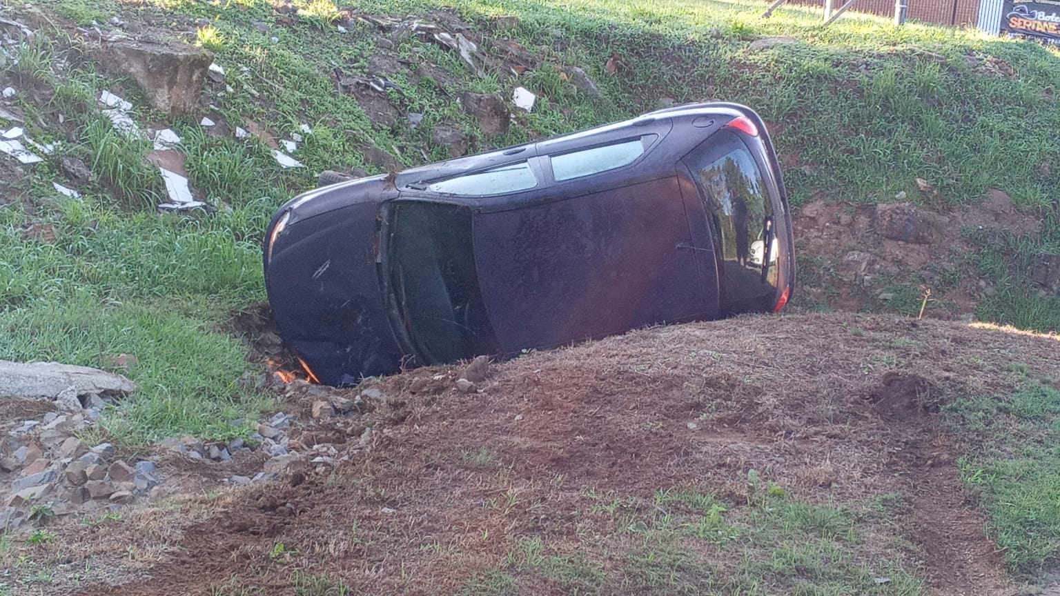 Condutora fica levemente ferida após saída de pista seguida de tombamento na BR 116 em São Marcos
