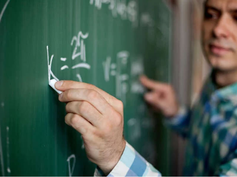 SME abre processo para contratação de professor de matemática