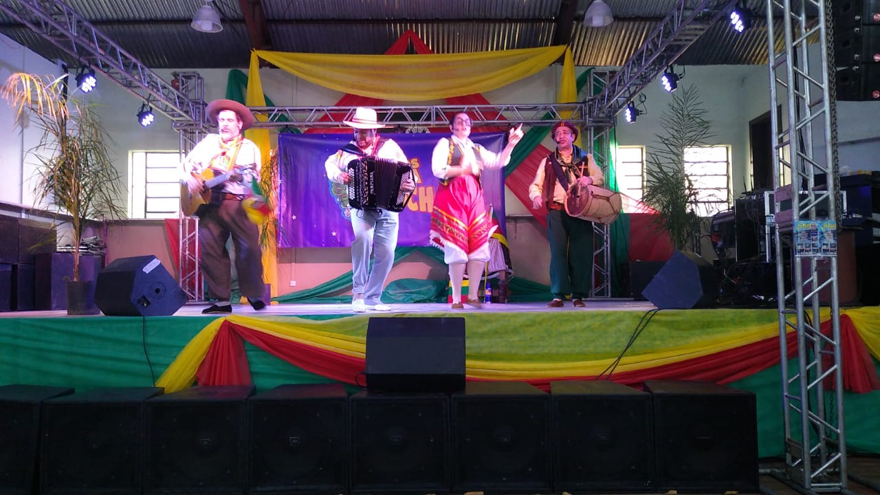 Cerca de 250 crianças prestigiam musical com o cantor Erlon Péricles em Campestre