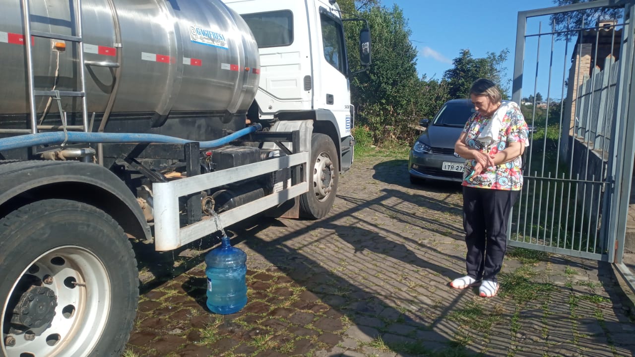 Caminhão-pipa abastece parte do Centro de São Marcos após problemas na rede de água