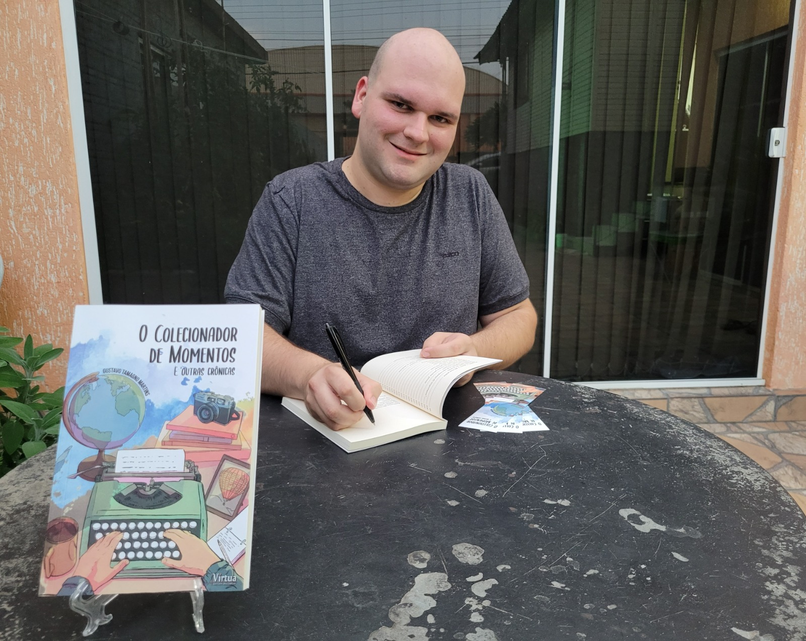 Gustavo Tamagno Martins autografa seu terceiro livro na Feira do Livro de Caxias do Sul