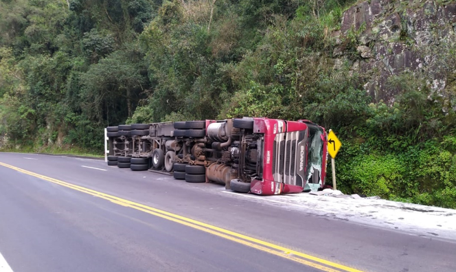 Carreta tomba no KM 106 da ERS-122 em Flores da Cunha