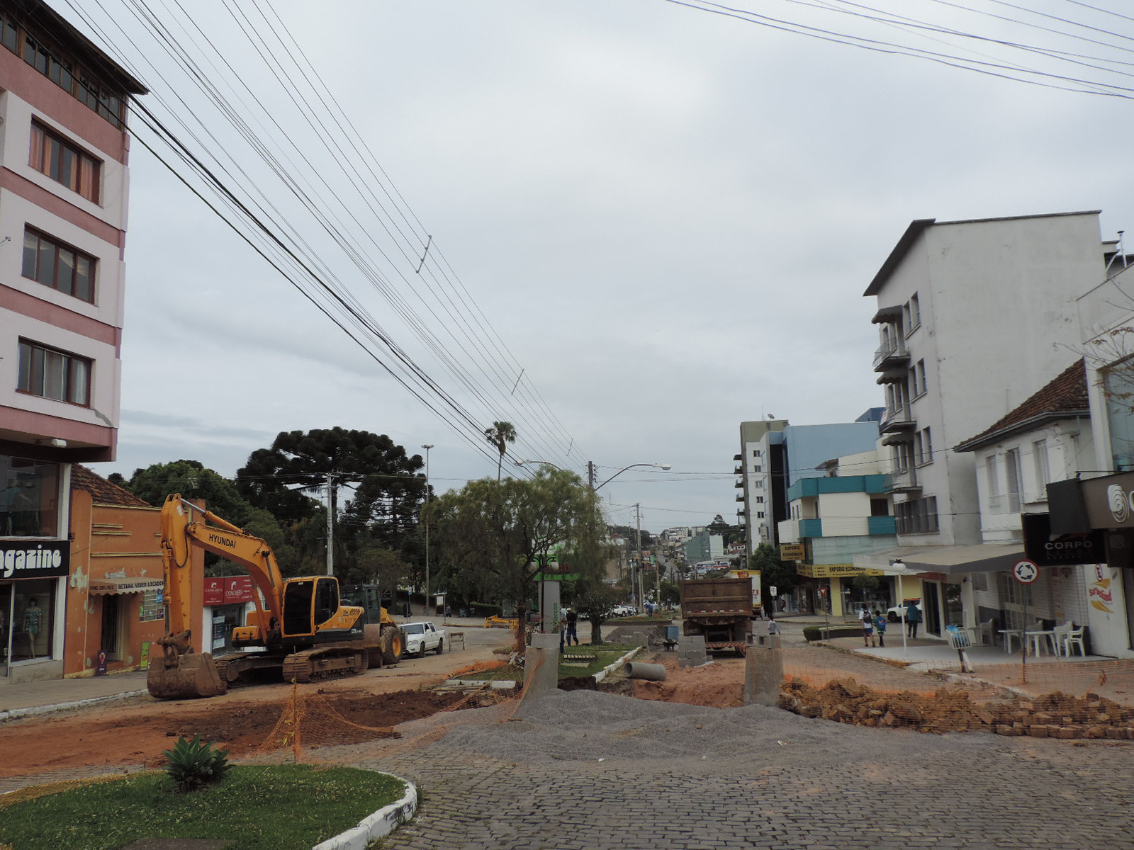 Asfalto no centro: prefeitura inicia preparação da base que irá receber camada asfáltica