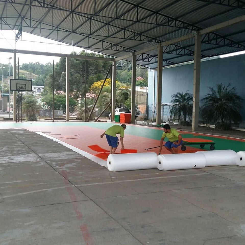 Quadra pública recebe piso de polipropileno em São Marcos
