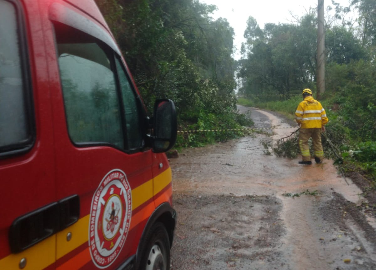 Queda de barreira interdita Estrada 500, ligação entre São Marcos e Flores da Cunha por Santo Henrique