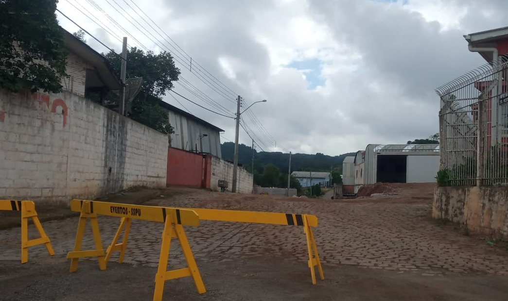 Obra privada interrompe o trânsito na Rua João Mazzoti e bloqueio pode durar 15 dias