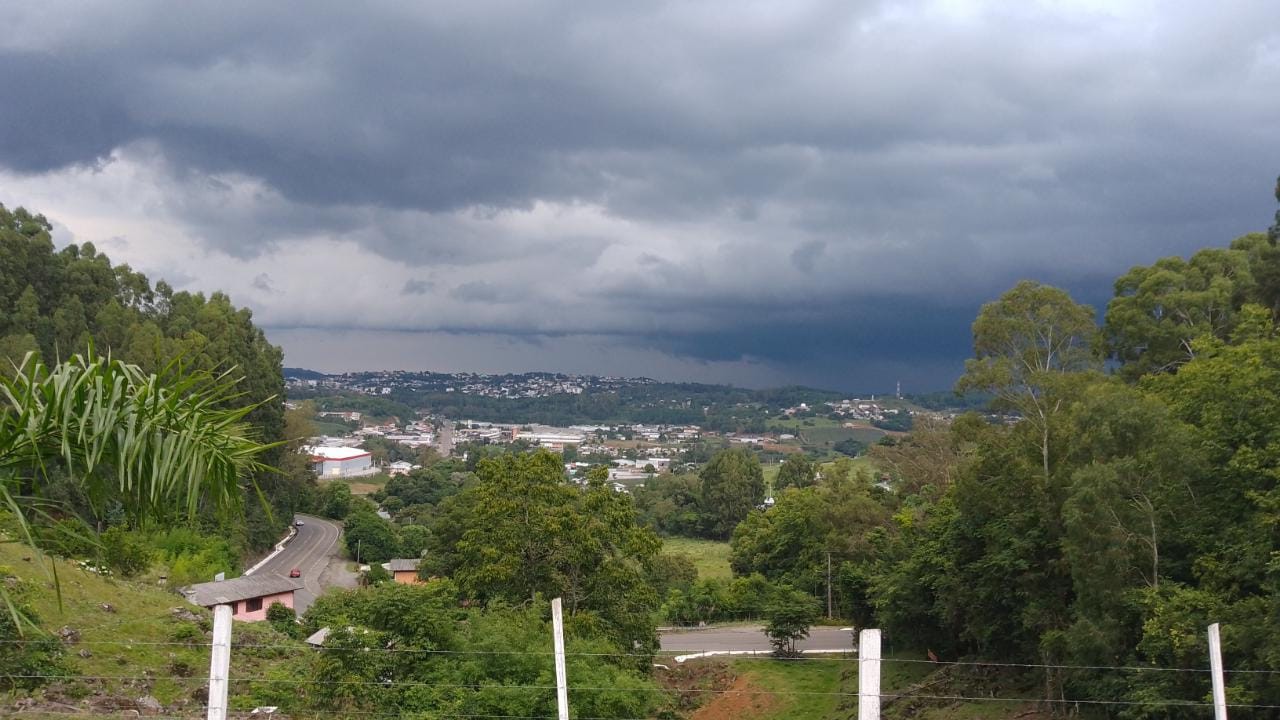 Temporal com granizo que atingiu São Marcos derrubou árvores e interditou rodovia