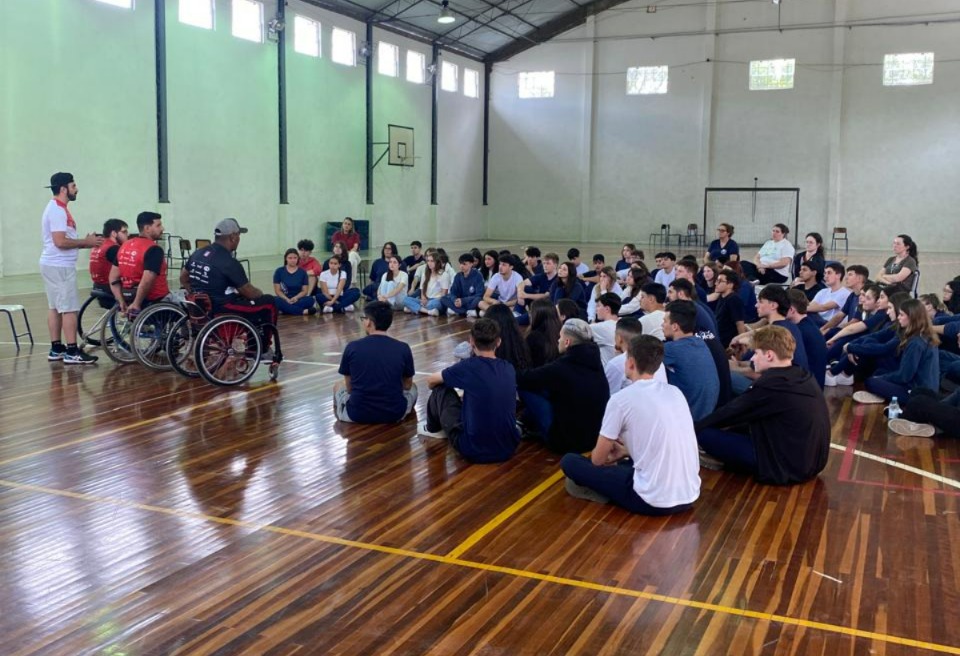 Basquete em cadeiras de rodas leva experiência inclusiva para estudantes do Ginásio em São Marcos