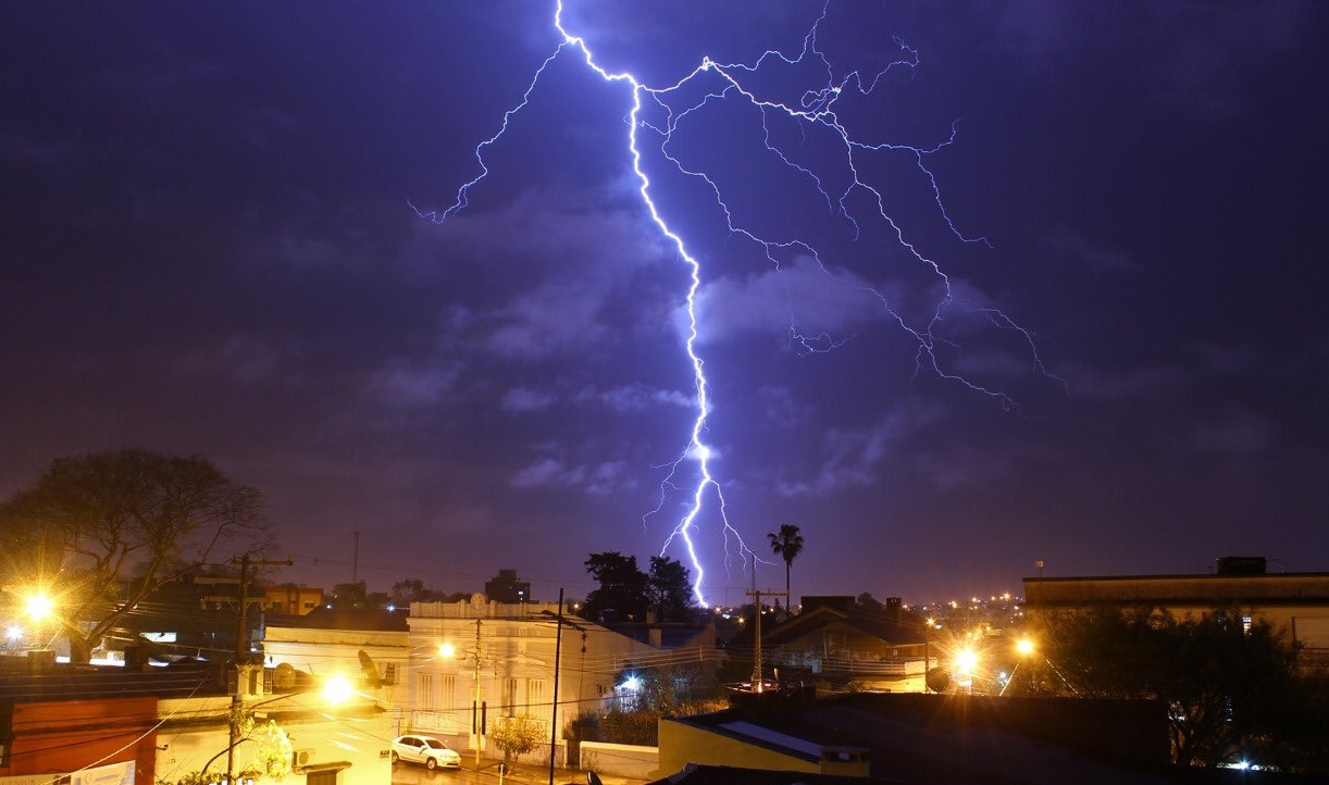 Alerta de tempestade: frente fria traz chuvas intensas, ventos fortes e granizo ao RS nesta sexta-feira