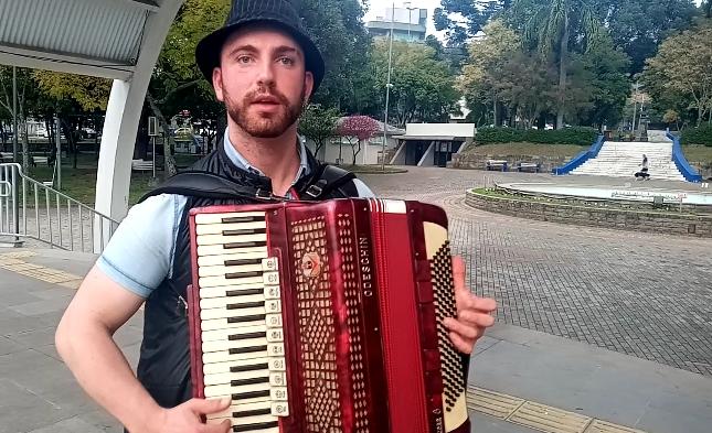 Músico leva notas de alegria e esperança pelas ruas de São Marcos