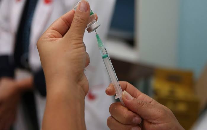 Saúde vai abolir intervalo para vacinação contra covid-19 e gripe
