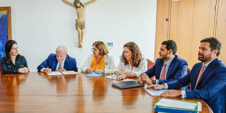Lula sanciona aumento de pena de feminicídio para até 40 anos