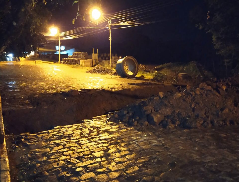Motociclista caiu em buraco de obra da prefeitura esta noite