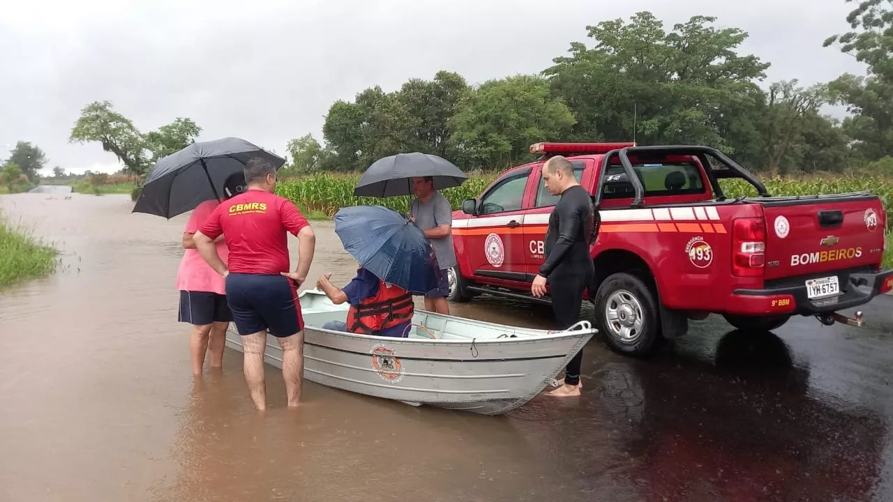 Chuvas causam inundações, transbordamento de rios e bloqueio de estradas no Litoral Norte