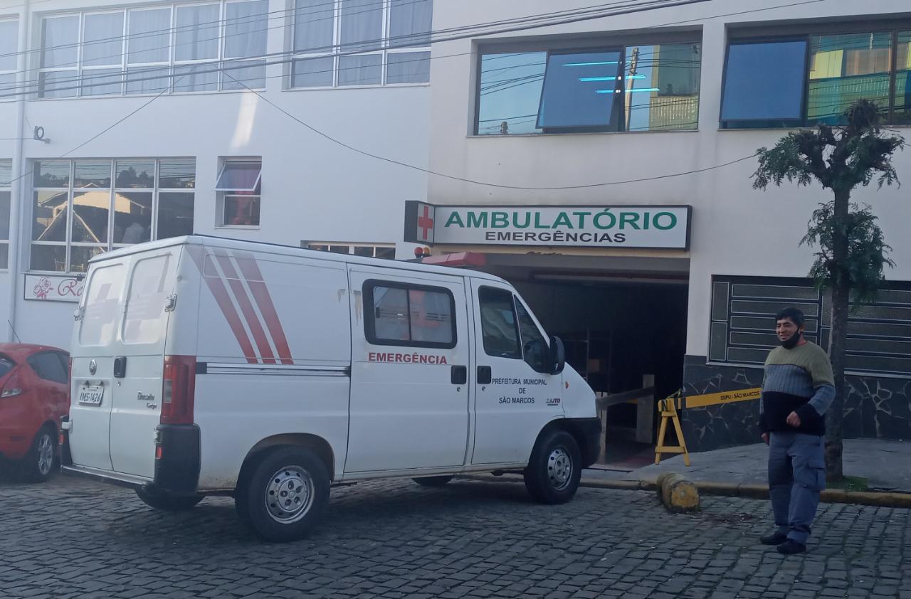 Corpo de idosa fica horas dentro de ambulância aguardando declaração de óbito
