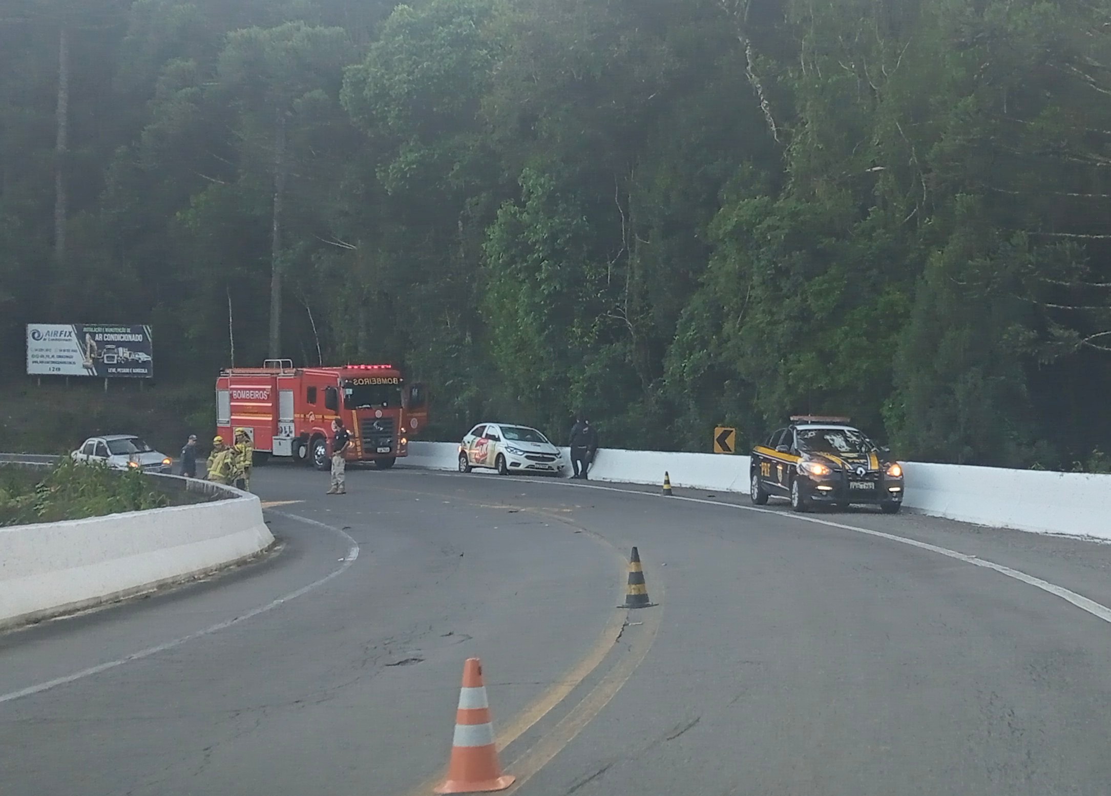 Veículo foi atingido por tora de madeira esta manhã na BR 116