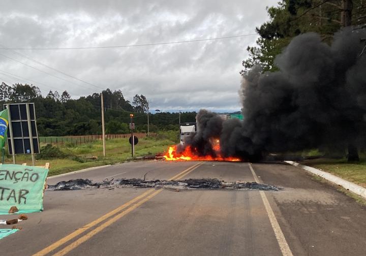 Manifestas bolsonaristas bloqueiam rodovias em Vacaria e Caxias