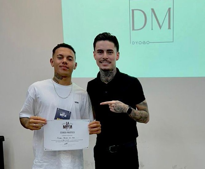 Jovem empreendedor transforma paixão em profissão na arte da barbearia