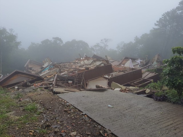 Interditado desde domingo, prédio desabou nesta madrugada em Gramado
