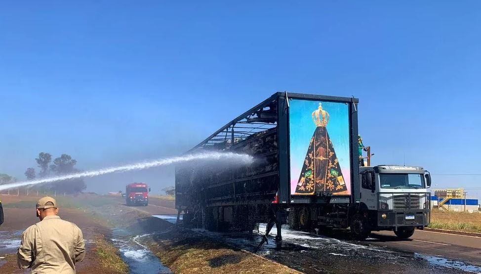 Imagem de Nossa Senhora Aparecida fica intacta após incêndio em carga de algodão