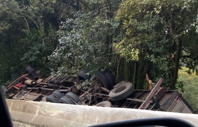 Caroneira fica ferida em tombamento entre Caxias e São Marcos