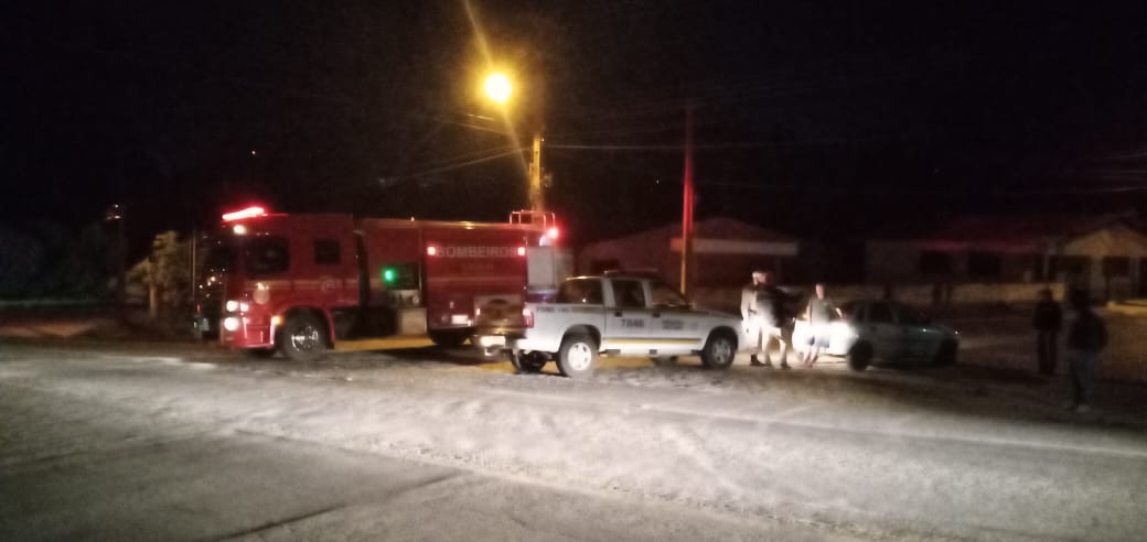 Colisão entre carro e moto deixou dois feridos esta noite