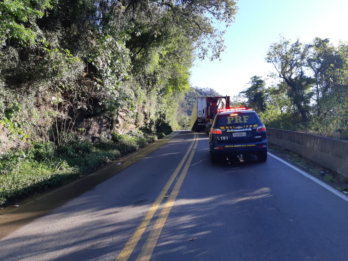 Trânsito bloqueado no km 163 da BR 116, em Nova Petrópolis