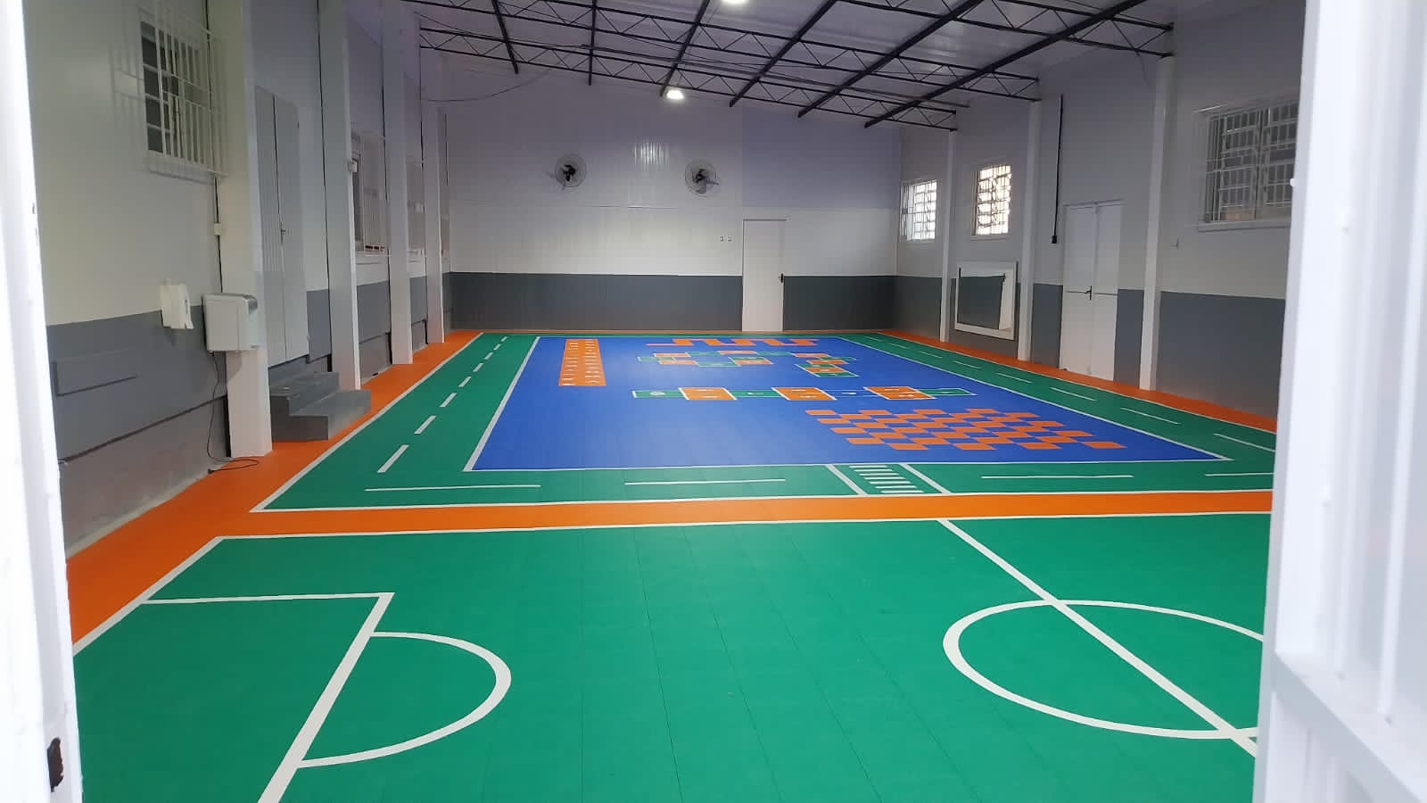 Quadras esportivas reformadas e entregues às escolas municipais, promovendo a educação e o esporte