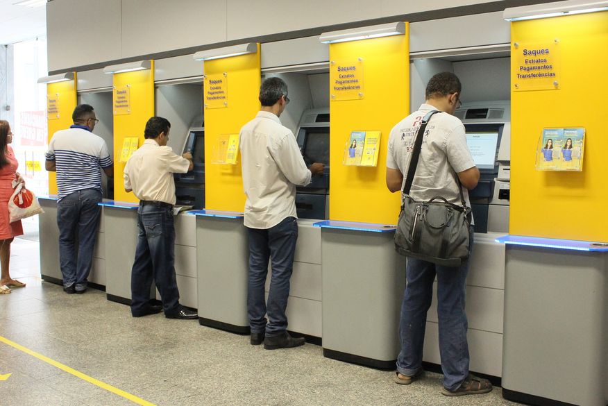 Agências bancárias retomam expediente a partir do meio-dia