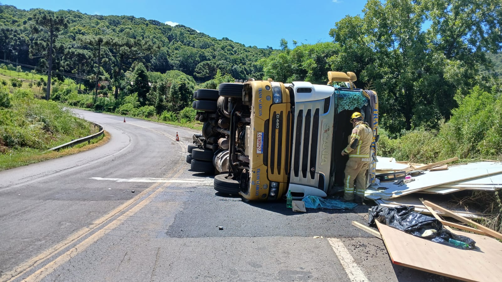 Motorista fica ferido após caminhão tombar na BR-116 em São Marcos